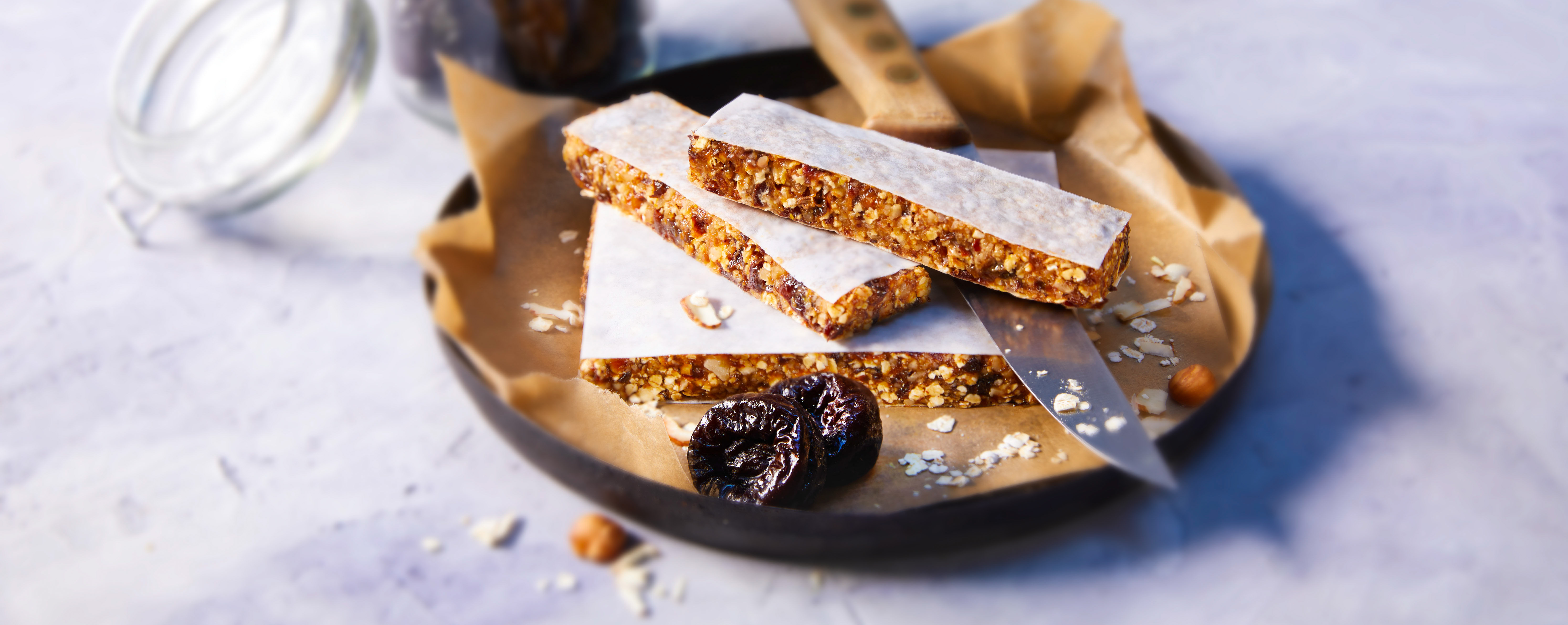 Looking for homemade, healthy snack bars that taste delicious? Try these fantastic, no-bake energy bars that can be made anytime and have wholesome, tasty snacks for hiking, biking, after work-outs or just for lunch boxes or afternoon snacks.