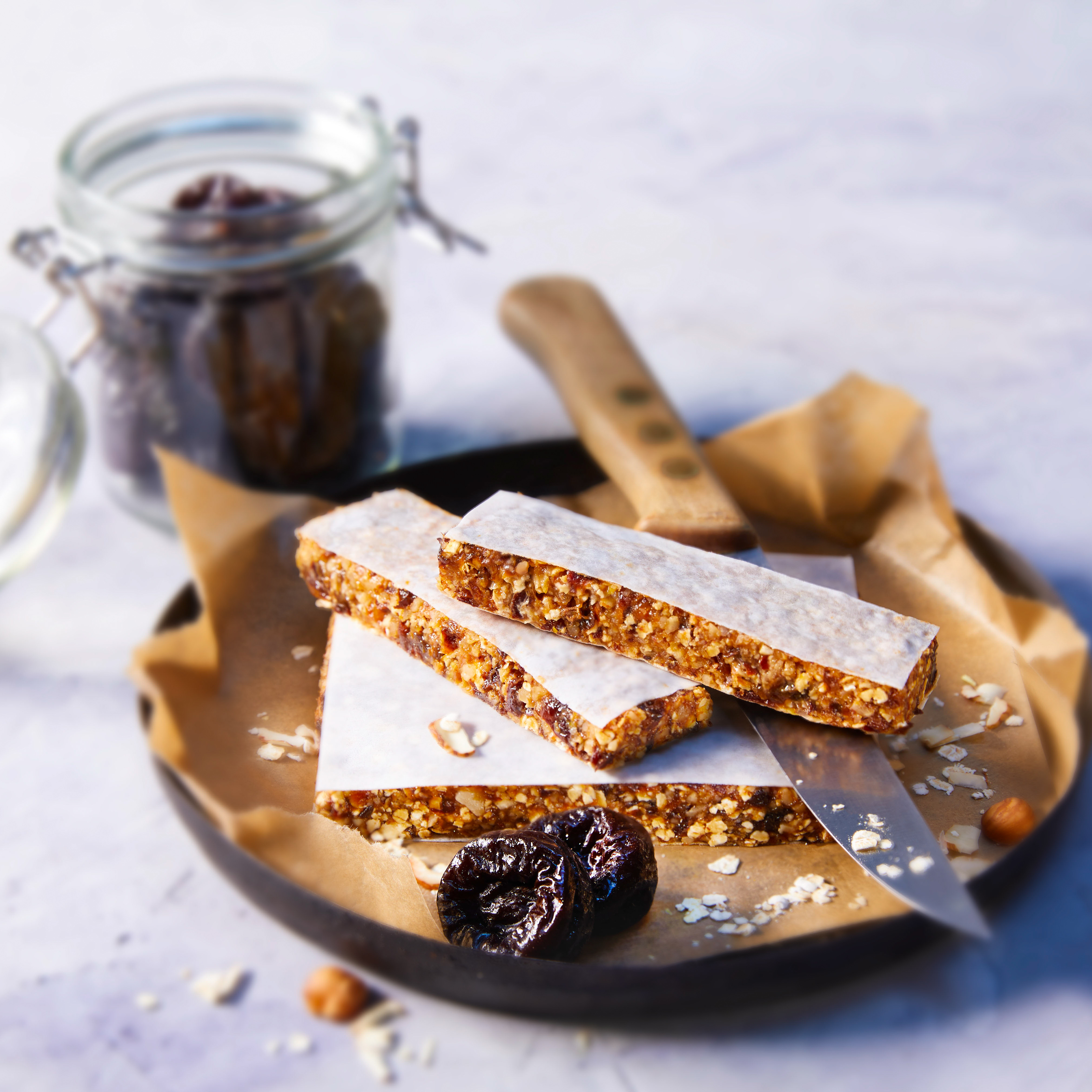 Looking for homemade, healthy snack bars that taste delicious? Try these fantastic, no-bake energy bars that can be made anytime and have wholesome, tasty snacks for hiking, biking, after work-outs or just for lunch boxes or afternoon snacks.